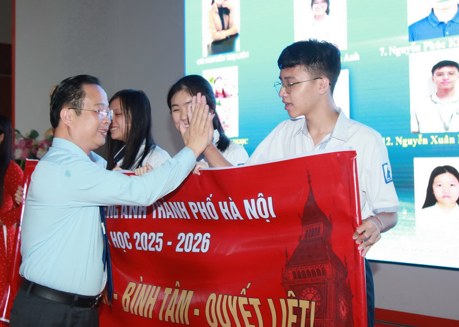 Giám đốc Sở GD&ĐT Hà Nội động viên các em học sinh. img-0064.jpg