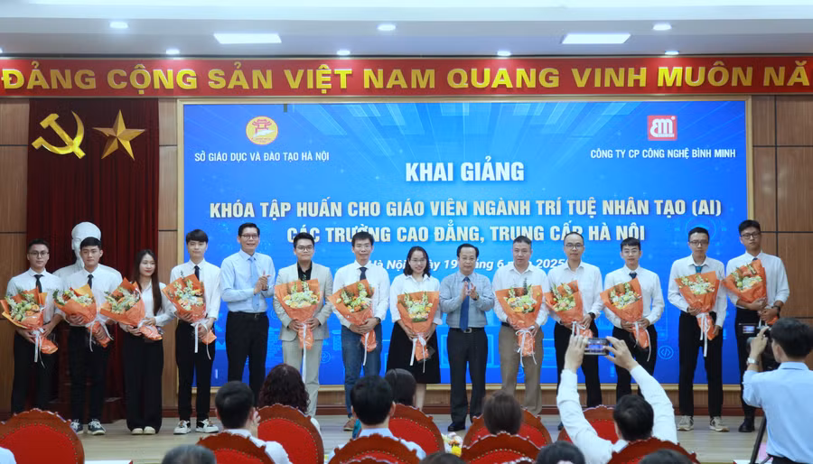 Giám đốc Sở GD&ĐT Hà Nội Trần Thế Cương tặng hoa chúc mừng các giảng viên của khóa học.