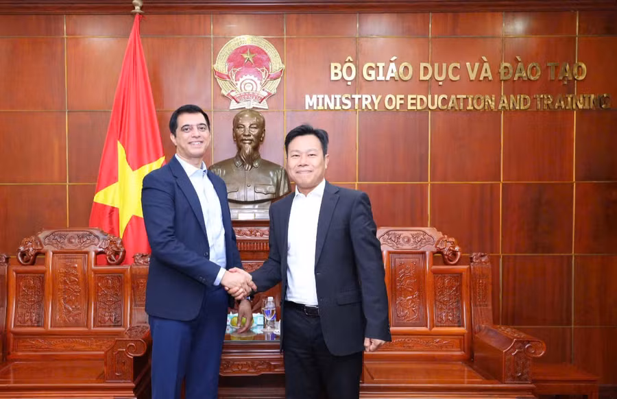 Thứ trưởng Bộ GD&ĐT Lê Quân tiếp ông Eklavya Bhave - Giám đốc khu vực Châu Á, Tập đoàn công nghệ giáo dục Coursera.