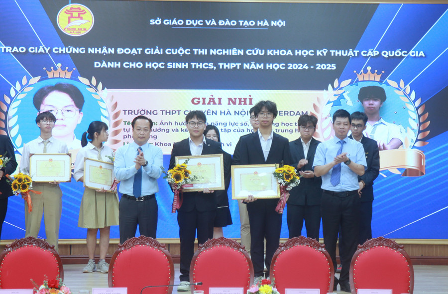 Giám đốc Sở GD&ĐT Hà Nội Trần Thế Cương và Phó Giám đốc Sở GD&ĐT Hà Nội Phạm Quốc Toản trao giấy chứng nhận cho nhóm học sinh Trường THPT chuyên Hà Nội - Amsterdam. img-0207.jpg