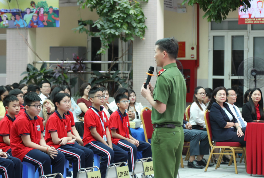 Buổi tuyên truyền kiến thức pháp luật của các chiến sĩ Học viện Cảnh sát nhân dân. a55a0043.jpg