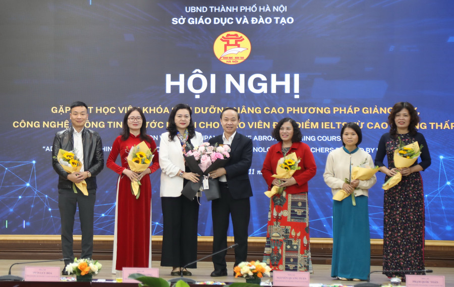 Lãnh đạo Sở Giáo dục và Đào tạo Hà Nội tặng hoa đoàn công tác.