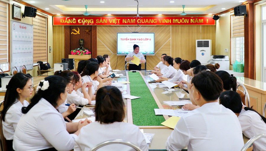 Ban giám hiệu Trường THCS Lĩnh Nam phân công nhiệm vụ cho các thành viên tổ tuyển sinh. ts1.jpg