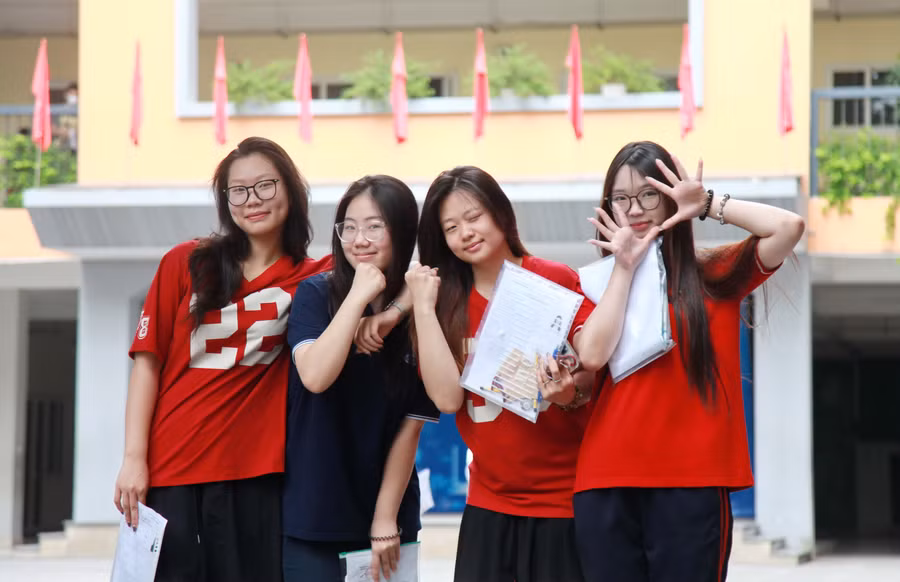 Thí sinh dự thi tại Điểm thi Trường THCS Ngô Sĩ Liên (quận Hoàn Kiếm)