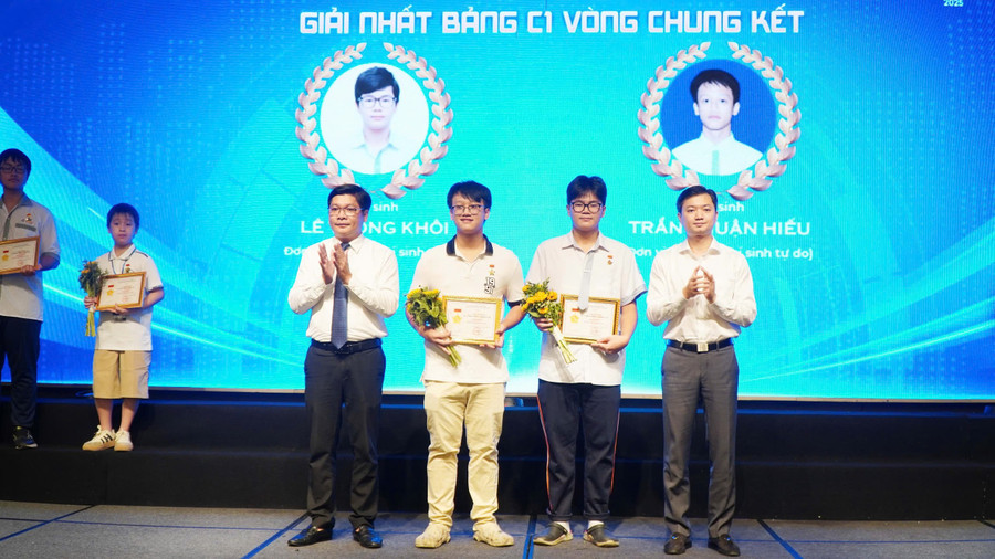 Lê Trọng Khôi và Trần Xuân Hiếu giành giải Nhất Hội thi Tin học trẻ toàn quốc lần thứ 31.