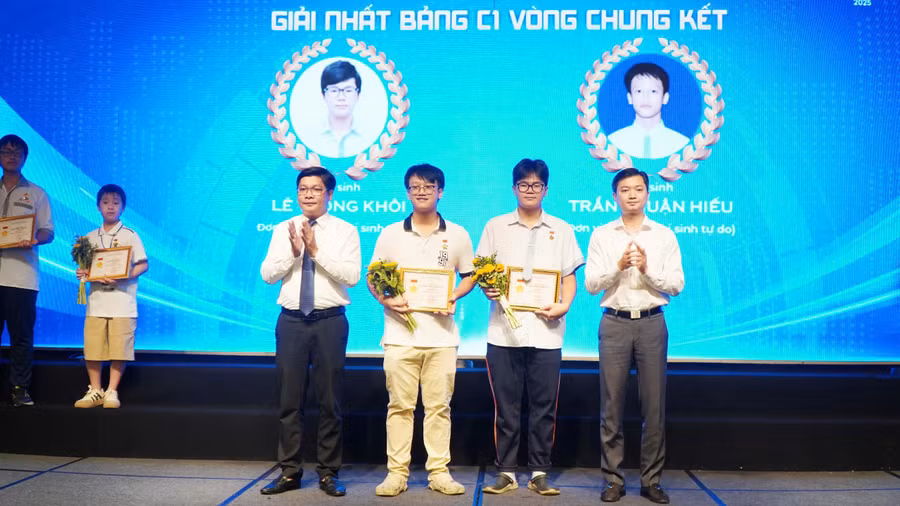 Lê Trọng Khôi và Trần Xuân Hiếu giành giải Nhất Hội thi Tin học trẻ toàn quốc lần thứ 31.