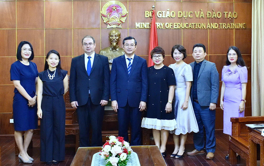 Thứ trưởng Nguyễn Văn Phúc, ngài Nicolas Mainetti và các thành viên hai bên tại buổi tiếp.