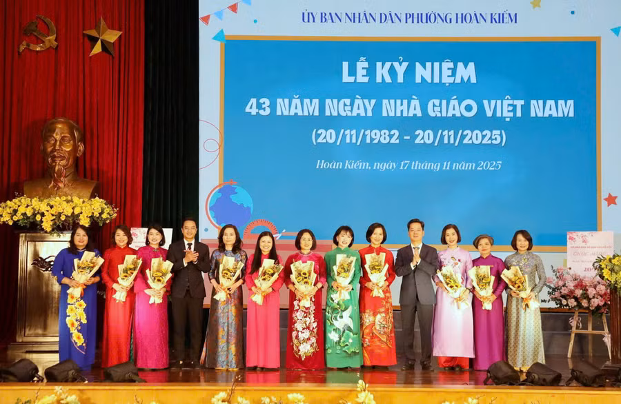 Lãnh đạo phường Hoàn Kiếm tặng hoa chúc mừng các nhà giáo.