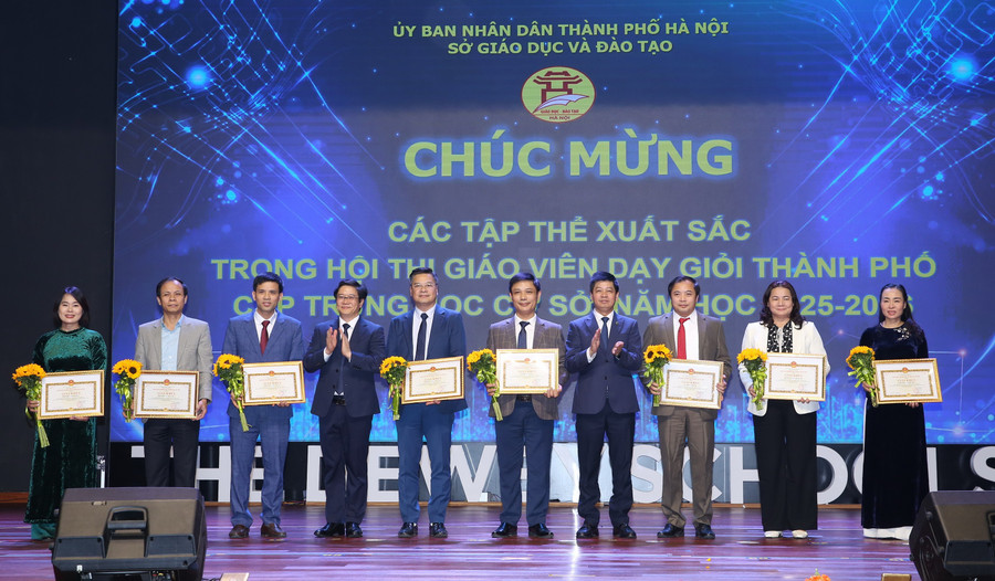 Ban tổ chức trao thưởng các tập thể xuất sắc.