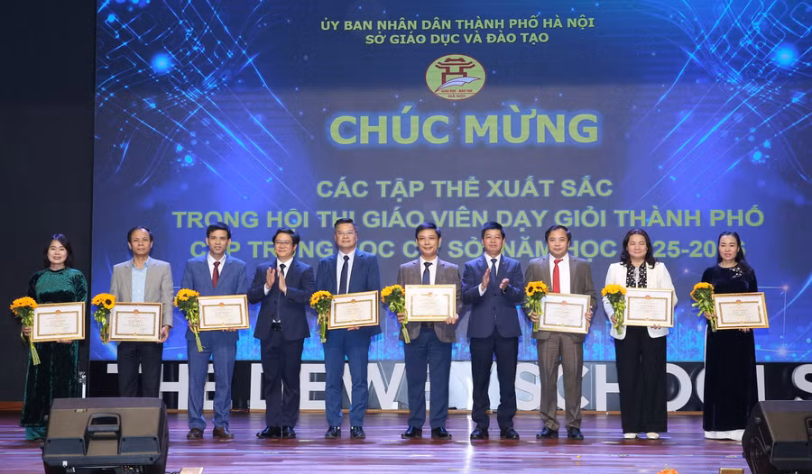 Ban tổ chức trao thưởng các tập thể xuất sắc.