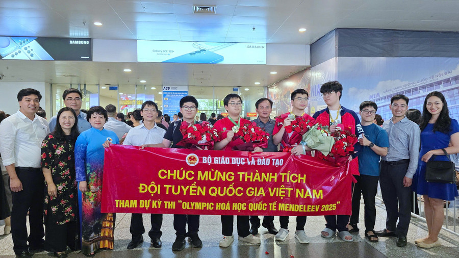 Ban Giám hiệu Trường THPT chuyên Hà Nội - Amsterdam đón và chúc mừng thành tích của đoàn học sinh Việt Nam tại sân bay quốc tế Nội Bài. ams-1.jpg