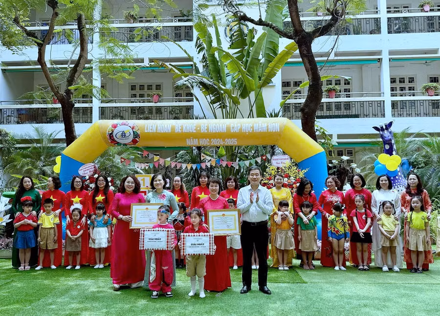 Ban tổ chức trao giải cho các thí sinh.