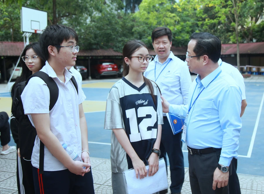 Giám đốc Sở GD&ĐT Hà Nội Trần Thế Cương động viên các thí sinh dự thi tại Trường THPT Cầu Giấy.