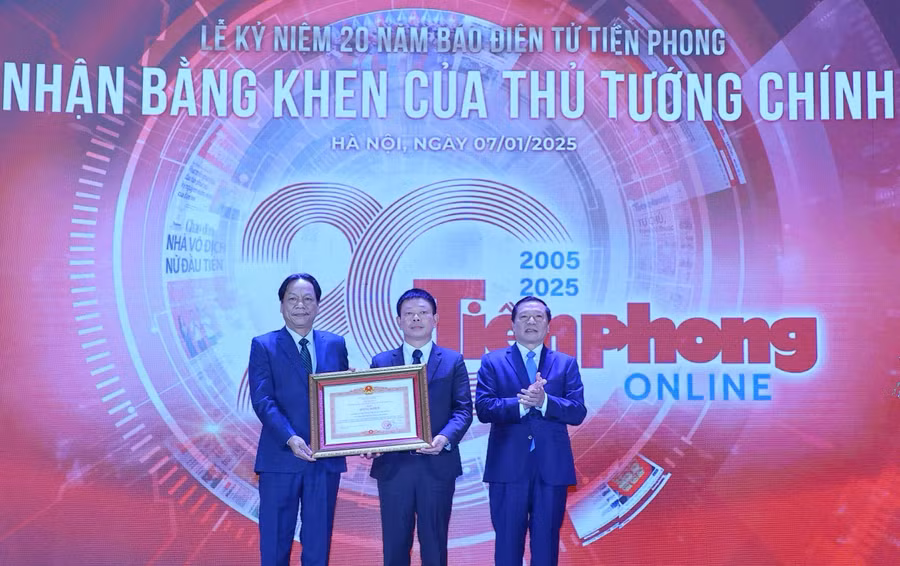Báo điện tử Tiền Phong đón nhận Bằng khen của Thủ tướng