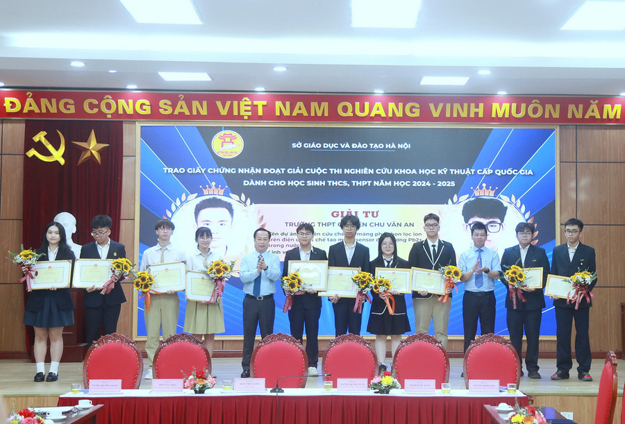 Giám đốc Sở GD&ĐT Hà Nội Trần Thế Cương và Phó Giám đốc Sở GD&ĐT Hà Nội Phạm Quốc Toản trao giấy chứng nhận đoạt giải cuộc thi khoa học kỹ thuật quốc gia cho các nhóm học sinh. img-0246.jpg