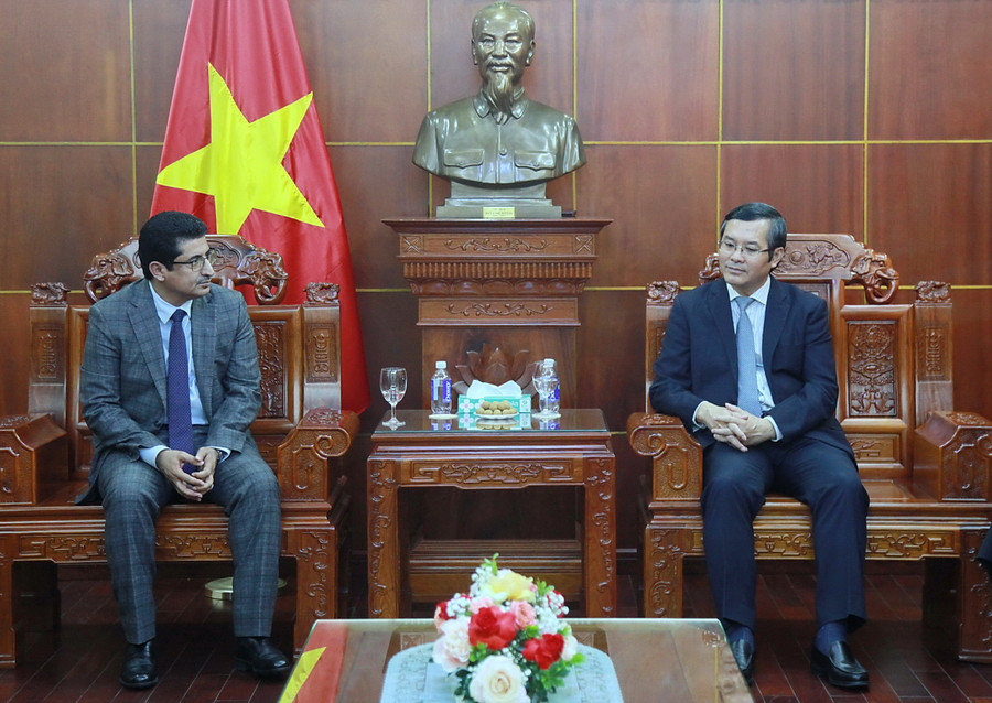 Thứ trưởng Bộ GD&ĐT Nguyễn Văn Phúc tiếp ông Mansour Ali Saeed Bajash - Thứ trưởng Bộ Ngoại giao và kiều dân Yemen.