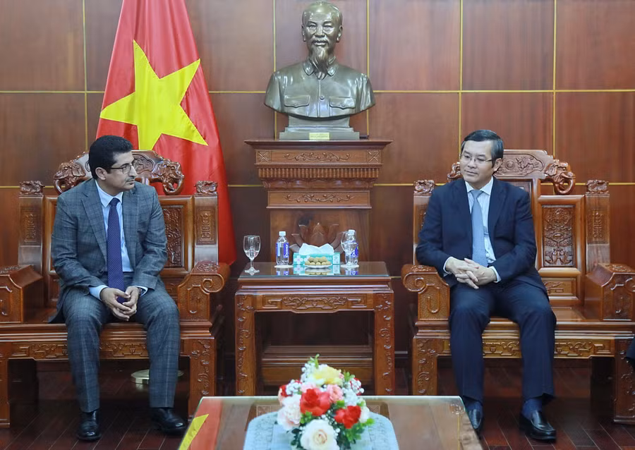 Thứ trưởng Bộ GD&ĐT Nguyễn Văn Phúc tiếp ông Mansour Ali Saeed Bajash - Thứ trưởng Bộ Ngoại giao và kiều dân Yemen.