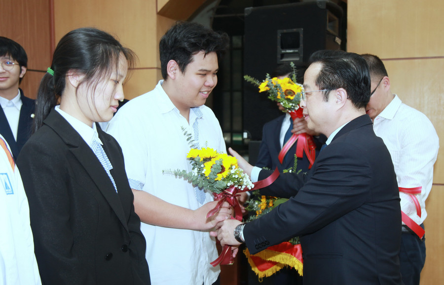 Giám đốc Sở GD&ĐT Hà Nội Trần Thế Cương gặp mặt động viên học sinh dự kỳ thi chọn đội tuyển Olympic quốc tế năm 2025.