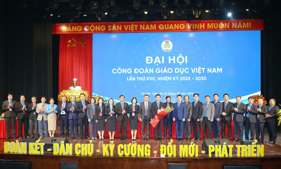 Đại diện Bộ GD&ĐT và Tổng Liên đoàn Lao động Việt Nam tặng hoa chúc mừng BCH Công đoàn Giáo dục Việt Nam khóa XVII.