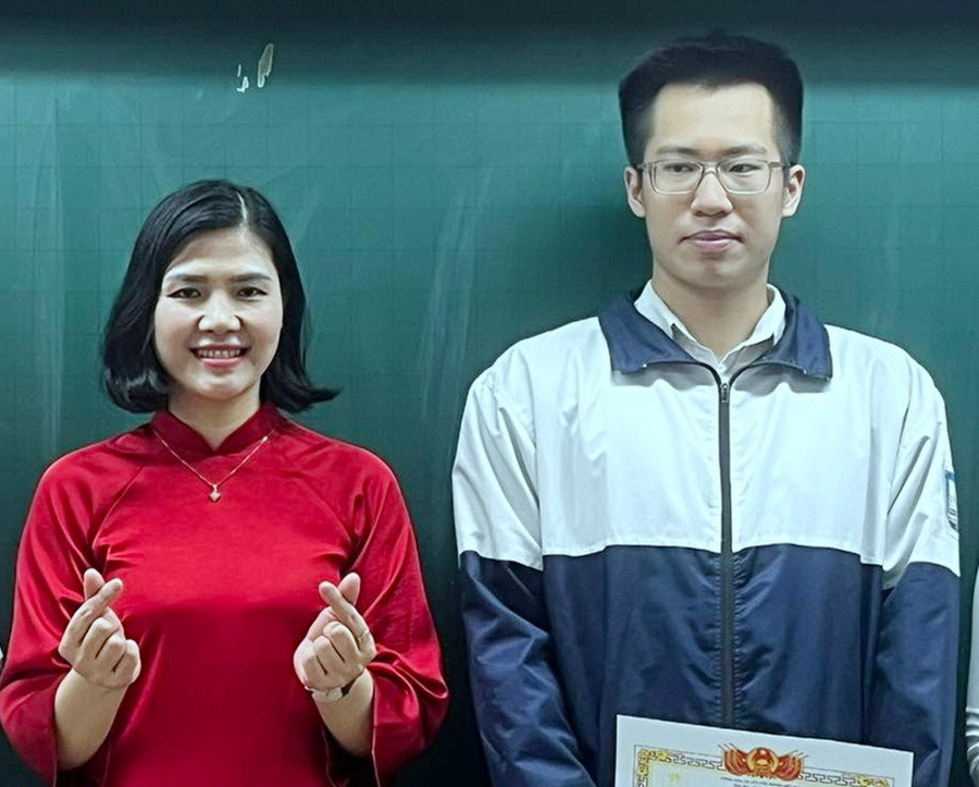 Nguyễn Tự Quyết nhận phần thưởng từ cô giáo Nguyễn Diệu Huyền. 519942092-3150695058420838-3771034780638845215-n-3956.jpg