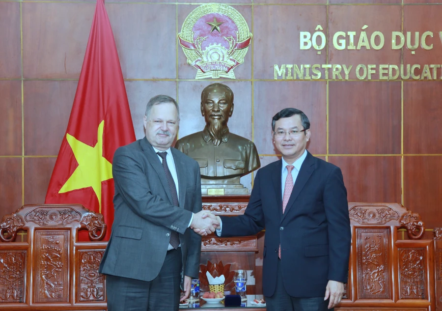 Thứ trưởng Nguyễn Văn Phúc tiếp ông Mikhail Gordin.