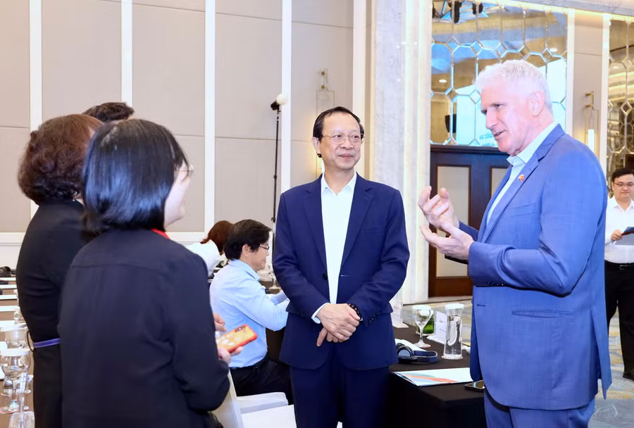 Thứ trưởng Phạm Ngọc Thưởng trao đổi cùng các chuyên gia tham dự hội thảo.