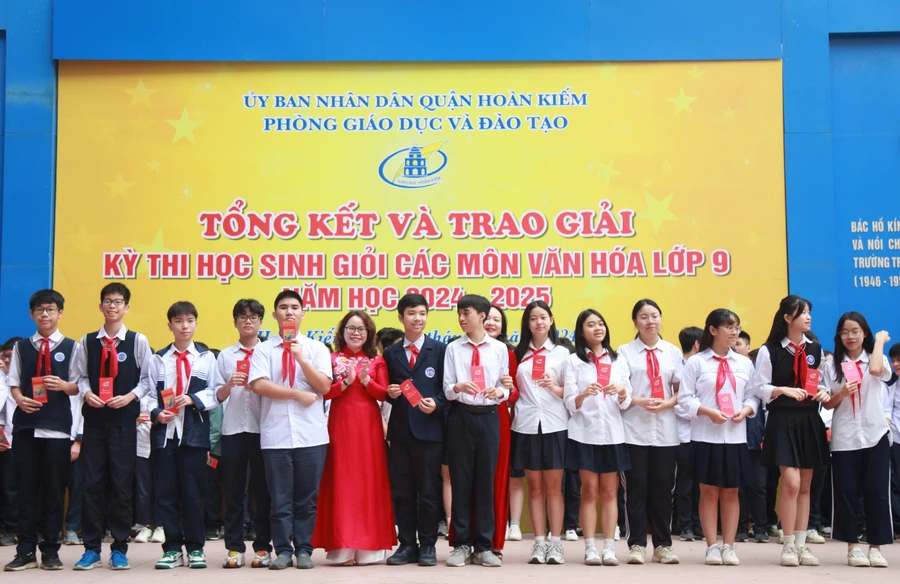 Lãnh đạo Phòng GD&ĐT quận Hoàn Kiếm chúc mừng thành tích của các em học sinh.