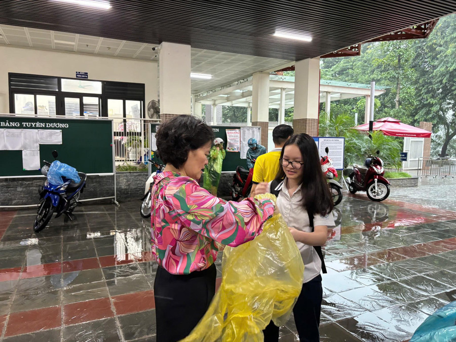 Các trường được linh hoạt điều chỉnh lịch học trước diễn biến của bão.