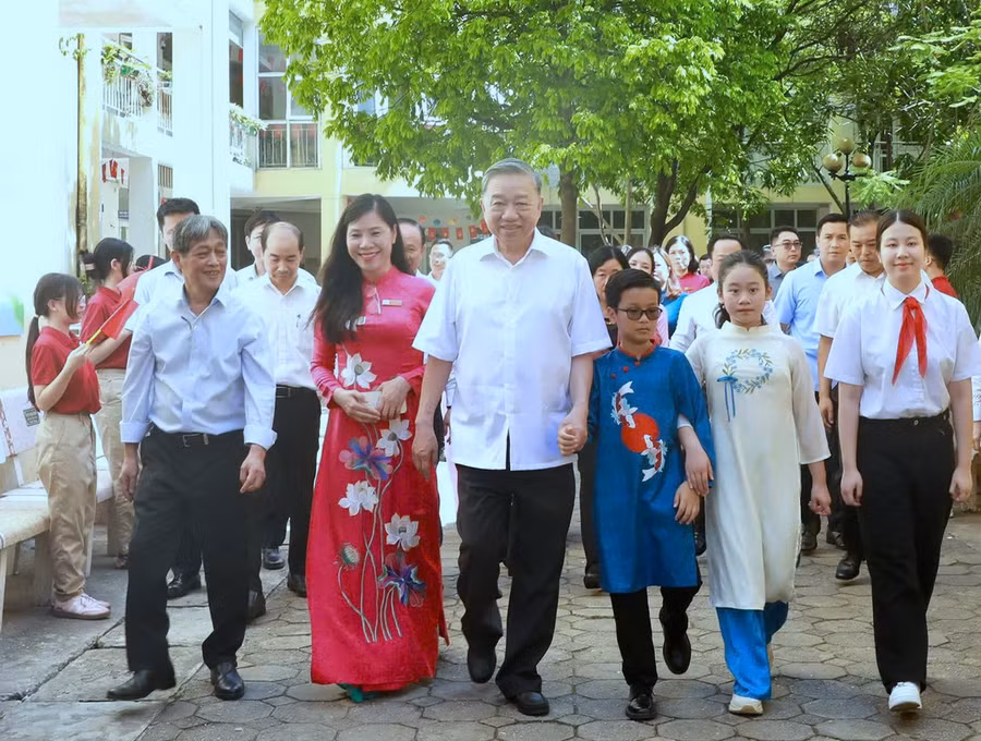 Tổng Bí thư Tô Lâm thăm và tặng quà học sinh các trường chuyên biệt tại Hà Nội.