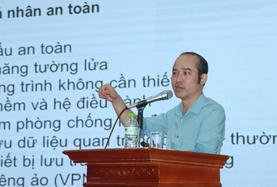 Chuyên đề “Hướng dẫn đảm bảo an toàn thông tin, tham gia môi trường mạng an toàn đối với hoạt động giảng dạy, quản lý giáo dục” do TS. Lê Hoàn, giảng viên Trường Đại học Điện lực trình bày. img-0216.jpg