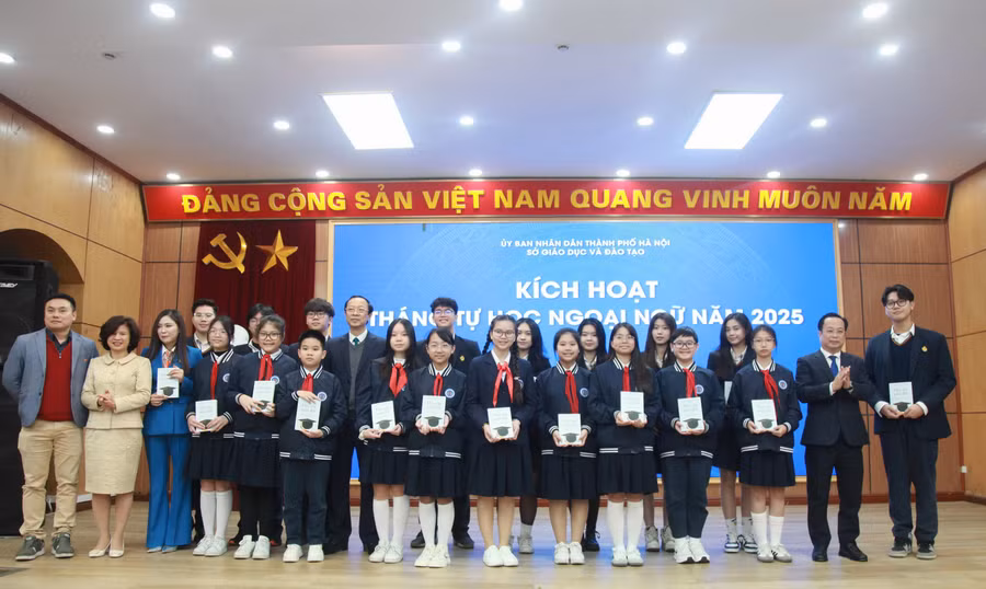 Thứ trưởng Bộ GD&ĐT Phạm Ngọc Thưởng, Giám đốc Sở GD&ĐT Hà Nội Trần Thế Cương tặng sách cho các em học sinh tham gia Tháng tự học ngoại ngữ năm 2025.