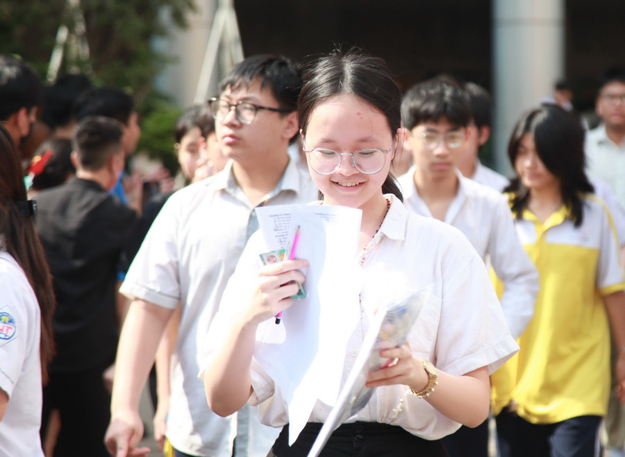 Việc hoàn thành khá suôn sẻ hai môn thi Ngữ văn và Ngoại ngữ giúp thí sinh có thêm động lực, quyết tâm sẽ làm tốt bài thi Toán vào ngày mai. img-0180.jpg