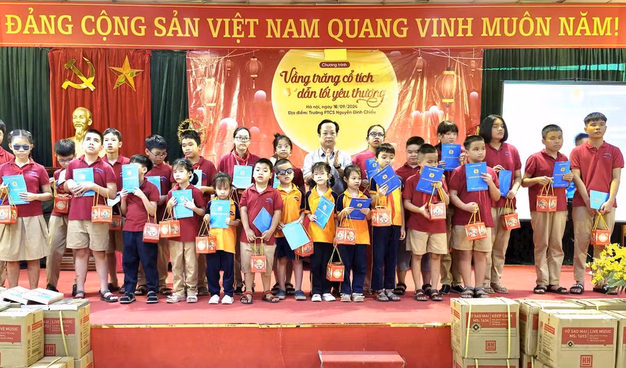 Lãnh đạo Sở GD&ĐT Hà Nội tặng quà cho các em học sinh.