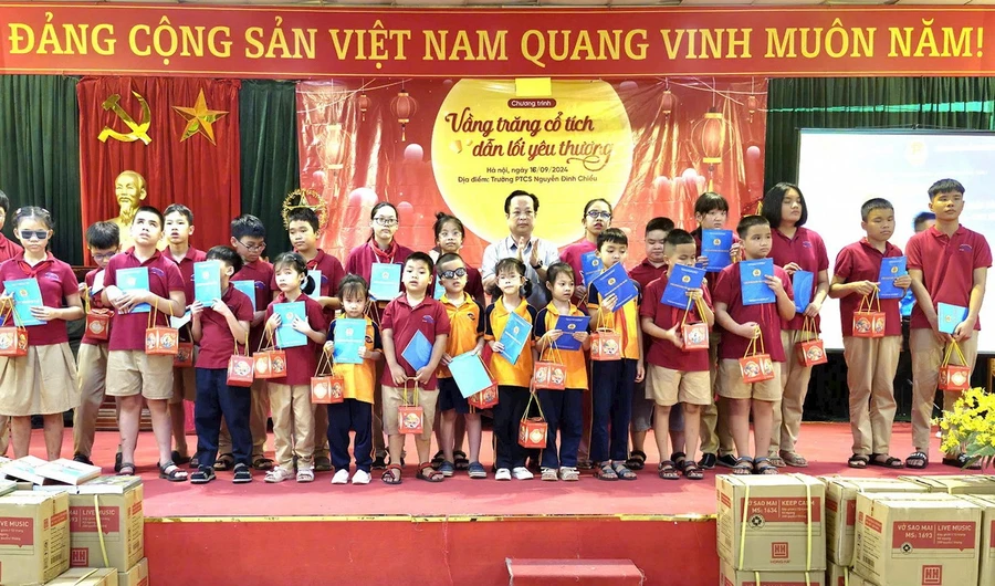 Lãnh đạo Sở GD&ĐT Hà Nội tặng quà cho các em học sinh.