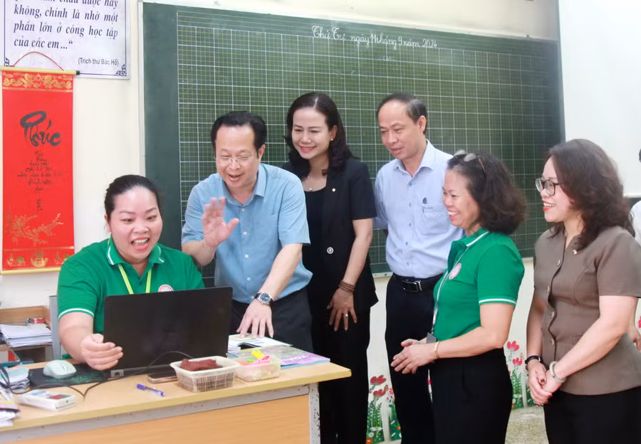 Giám đốc Sở GD&ĐT Hà Nội động viên học sinh học trực tuyến.