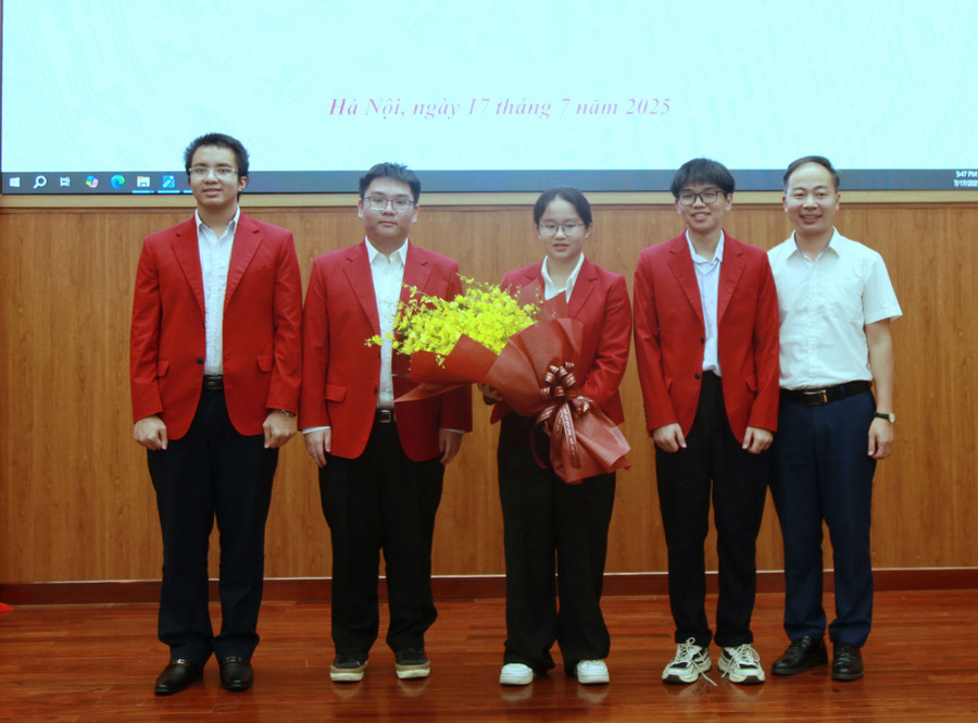 Ông Nguyễn Ngọc Hà chúc mừng các thành viên trong đội tuyển. img-0169.jpg