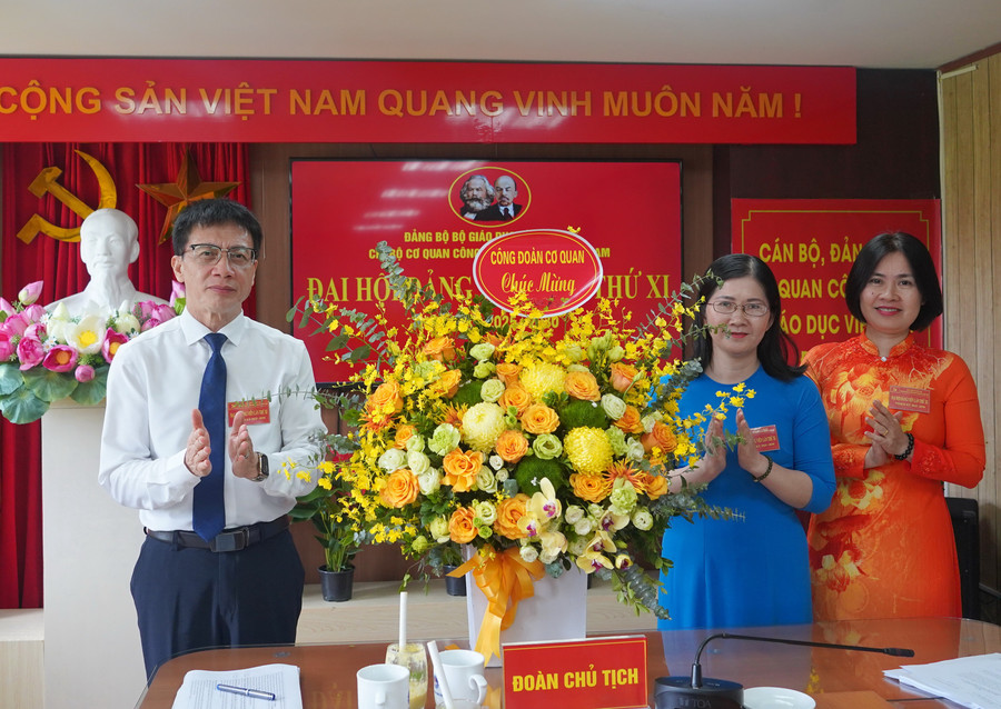 Đại diện Công đoàn cơ quan tặng hoa chúc mừng Đại hội. dsc03627.jpg