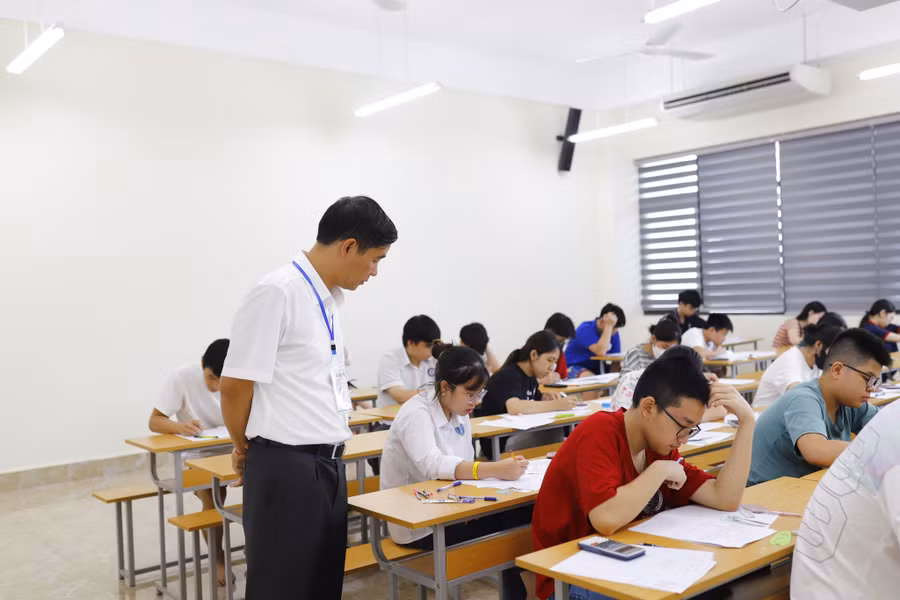 Học sinh thi vào lớp 10 Trường THPT chuyên Khoa học Tự nhiên năm 2024.