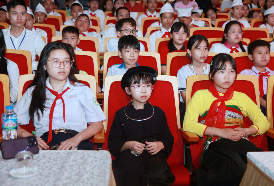 Các em học sinh dự lễ tổng kết và trao giải. img-0060.jpg