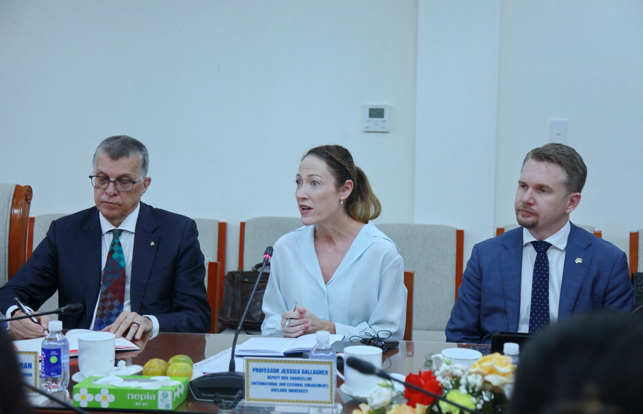 Đại diện các trường đại học Bang Nam Australia trao đổi tại buổi làm việc. img-0659.jpg