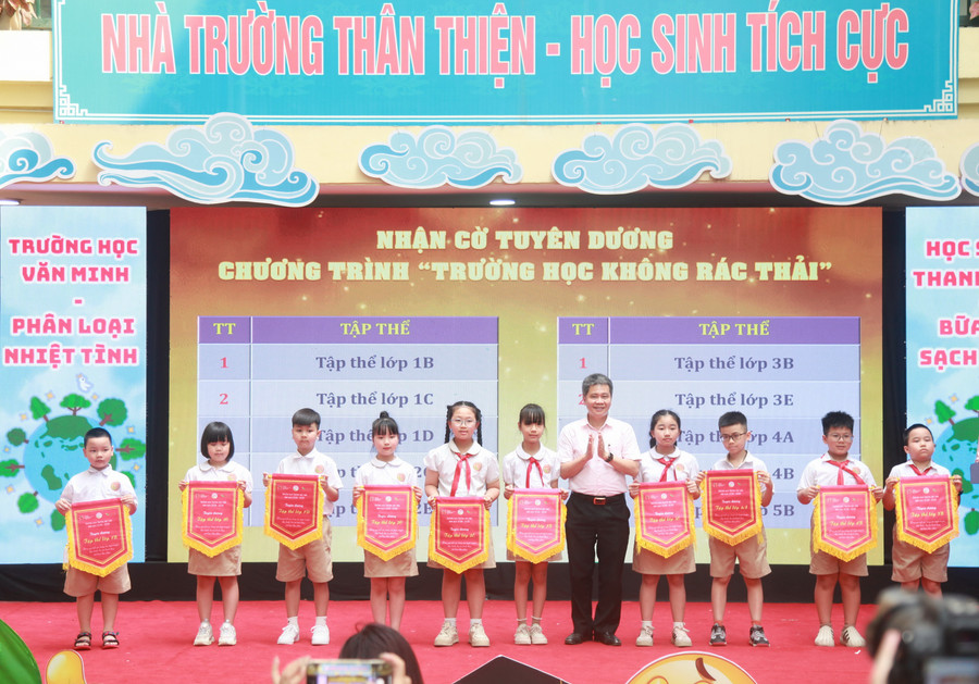 Ban tổ chức tuyên dương các tập thể lớp đạt thành tích xuất sắc. img-0518.jpg