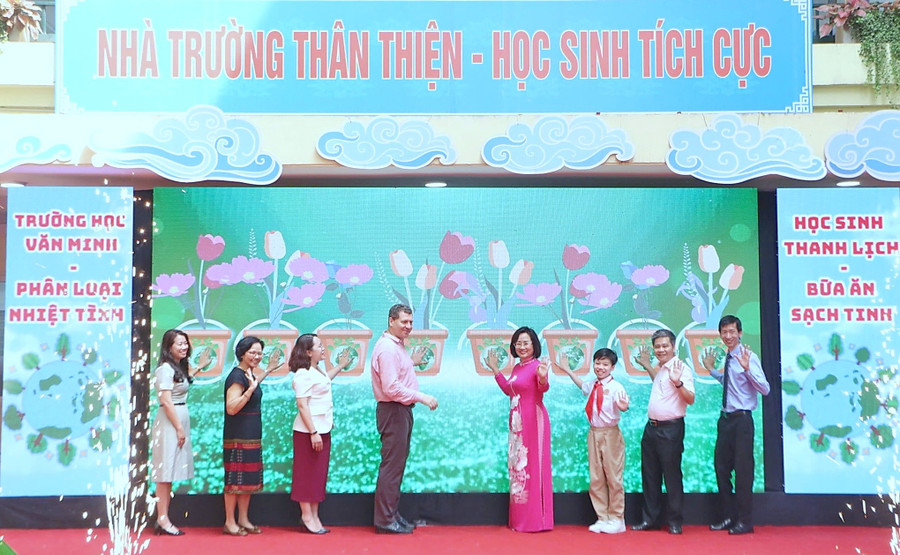 Các đại biểu thực hiện nghi thức cam kết vì tương lai xanh, không lãng phí thực phẩm. 494735784-1496176258461506-3185378740958505035-n.jpg
