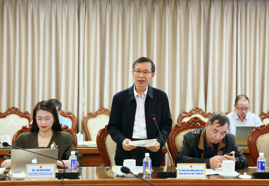 GS.TS Nguyễn Văn Minh, nguyên Hiệu trưởng Trường Đại học Sư phạm Hà Nội thảo luận tại phiên họp. img-0050-6591.jpg