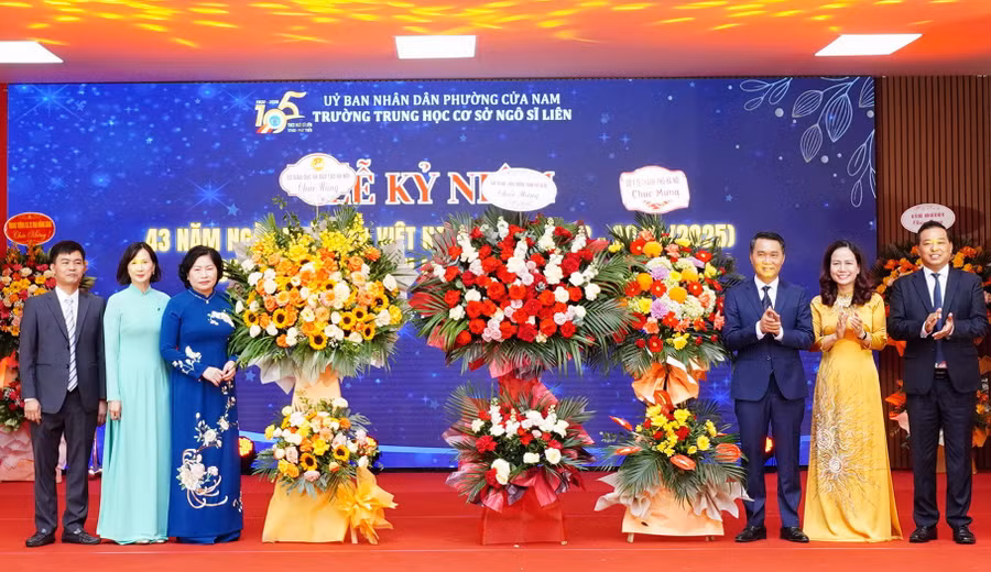 Lãnh đạo thành phố Hà Nội chúc mừng Trường THCS Ngô Sĩ Liên.