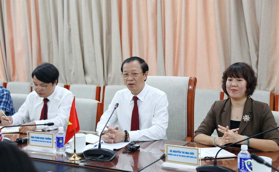 Thứ trưởng Bộ GD&ĐT Phạm Ngọc Thưởng trao đổi tại buổi làm việc. img-0023.jpg