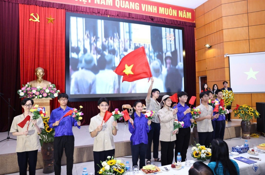 Hoạt cảnh “Hồ Chí Minh - Người đi tìm hình của nước” do các em học sinh trường Ams thể hiện. img-36.jpg
