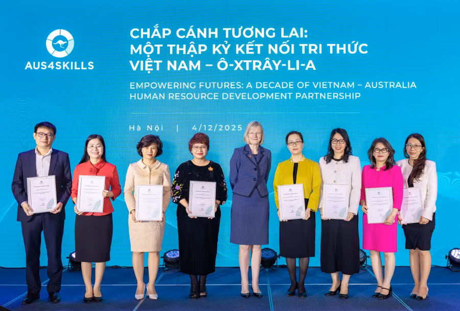 Bà Gillian Bird - Đại sứ Australia tại Việt Nam trao tặng chứng nhận cho các đối tác Việt Nam.