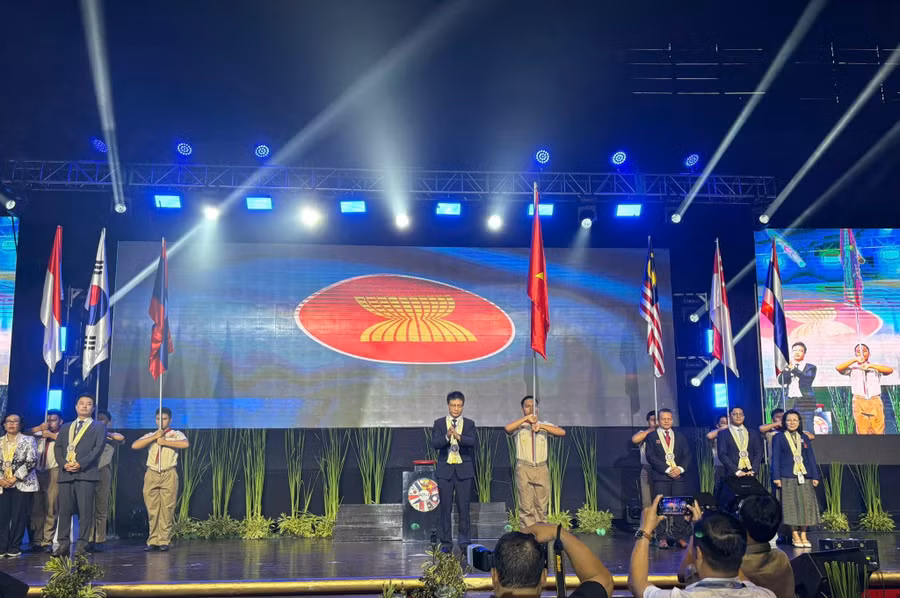 Lễ rước cờ của Việt Nam tại hội nghị.