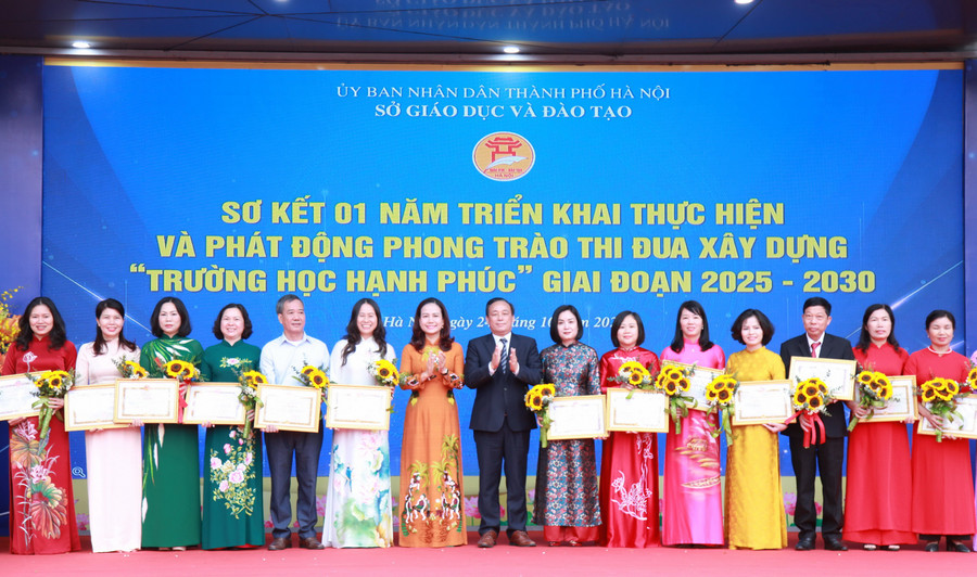 Lãnh đạo Sở GD&ĐT Hà Nội và đại diện Bộ GD&ĐT khen thưởng các tập thể, cá nhân. img-0681.jpg