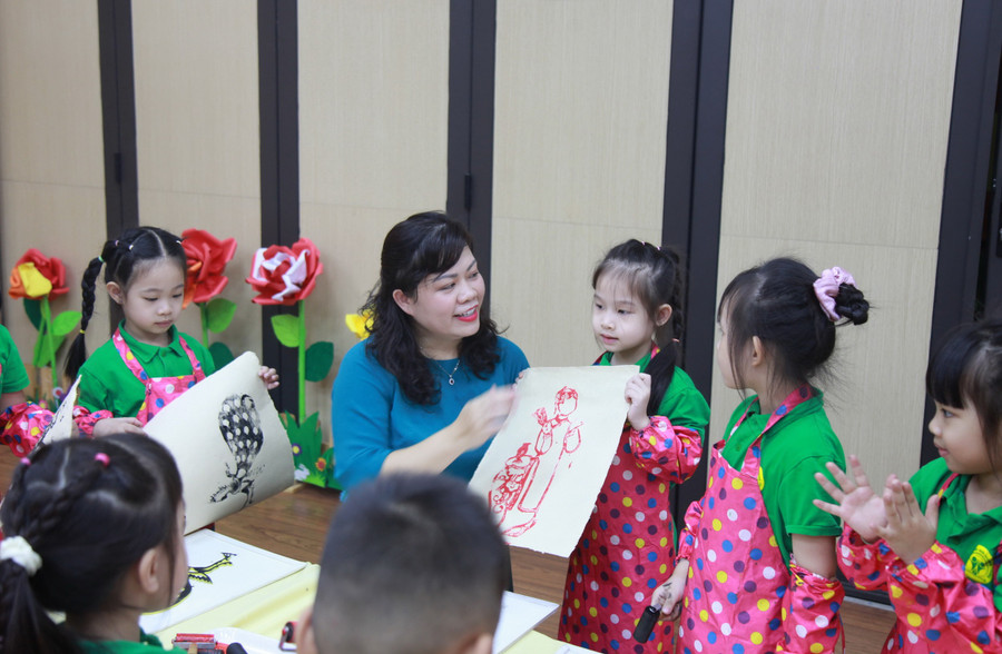 Cô trò Trường mầm non Quang Trung (phường Cửa Nam, Hà Nội).